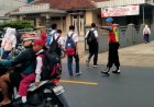 Pelayanan Masyarakat, Polsek Cipaku Polres Ciamis Siaga di Jalan Padat Saat Jam Sekolah
