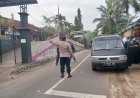 Pelayanan Masyarakat, Polsek Sukadana Polres Ciamis Bantu Anak Menyebrang di Area Sekolah
