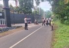 Pelayanan Masyarakat, Polsek Sukadana Polres Ciamis Bantu Anak Menyebrang di Area Sekolah