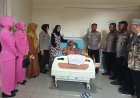 Wujud Kepedulian dan Solidaritas, Kapolsek Kawali Bersama Bhayangkari Jenguk Anggota yang Sakit di RSOP Ciamis