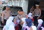 Kapolres Ciamis Interaksi Hangat dengan Siswa SDN 4 Maleber dalam Program Polisi Sahabat Anak
