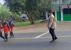 Pelayanan Masyarakat, Polsek Cisaga Polres Ciamis Bantu Anak Menyebrang di Area Sekolah