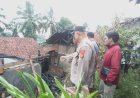 Polsek Kawali Polres Ciamis Datangi TKP Kebakaran Rumah di Desa Selasari