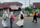 Pelayanan Masyarakat, Polsek Cipaku Polres Ciamis Siaga di Jalan Padat Saat Jam Sekolah