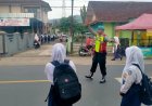 Polsek Cipaku Wujudkan Keamanan Lalu Lintas Lewat Kegiatan Strong Point Pagi di Area Sekolah, Bentuk Kepedulian Polri terhadap Keselamatan Pelajar