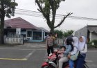 Pelayanan Masyarakat, Anggota Polsek Cikoneng Turun ke Jalan Bantu Orang Menyebrang dan Gatur