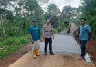 Humanis, Polsek Sukadana Polres Ciamis Monitoring Pengecoran Jalan Poros Desa Margaharja