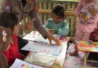 Humanis, Polwan Polres Ciamis Turun Mengajar Pendidikan ke Anak di Desa Binaan