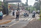 Pelayanan Masyarakat, Polsek Sukadana Polres Ciamis Bantu Anak Menyebrang di Area Sekolah