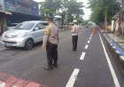 Pelayanan Masyarakat, Dua Personel Polsek Ciamis Turun Bantu Anak Menyebrang di Pagi Hari