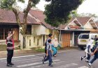 Pelayanan Masyarakat, Polsek Cihaurbeuti Polres Ciamis Bantu Anak Menyebrang di Area Sekolah