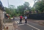 Pelayanan Masyarakat, Polsek Sukadana Polres Ciamis Bantu Anak Menyebrang di Area Sekolah