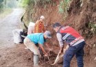 Polsek Cihaurbeuti dan Warga Gotong Royong Tangani Longsor di Dusun Buniasih Landeuh
