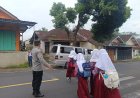 Pelayanan Masyarakat, Polsek Cihaurbeuti Polres Ciamis Bantu Anak Menyebrang di Area Sekolah