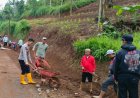Polsek Panumbangan Polres Ciamis Datangi TKP Tanah Longsor Tutupi Sebagian Jalan Desa