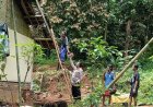 Humanis, Polsek Sukadana Polres Ciamis Ikut Bantu Perbaikan Rumah Warga