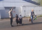 Pelayanan Masyarakat, Anggota Polsek Cikoneng Turun ke Jalan Bantu Orang Menyebrang dan Gatur