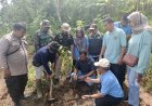 Jaga Keasrian Alam, Polsek Rajadesa Ikut Gerakan Menanam Pohon di Desa Sukajaya