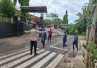 Pelayanan Masyarakat, Polsek Sukadana Polres Ciamis Bantu Anak Menyebrang di Area Sekolah