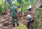 Dihantam Hujan Tak Henti, Polsek Cijeungjing Polres Ciamis Datangi Rumah Ambruk di Desa Pamalayan
