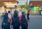 Pelayanan Masyarakat, Polsek Cipaku Polres Ciamis Siaga di Jalan Padat Saat Jam Sekolah