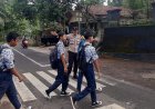 Pelayanan Masyarakat, Polsek Sukadana Polres Ciamis Bantu Anak Menyebrang di Area Sekolah