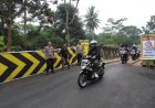 Polsek Cipaku Lakukan Monitoring Arus Lalin di Jembatan Bailey Cikaleho, Wujud Kehadiran Kepolisian Jaga Kelancaran Mobilitas Warga