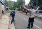 Pelayanan Masyarakat, Polsek Sukadana Polres Ciamis Bantu Anak Menyebrang di Area Sekolah
