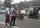 Pelayanan Masyarakat, Anggota Polsek Cikoneng Turun ke Jalan Bantu Orang Menyebrang dan Gatur