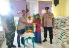Polsek Kawali Polres Ciamis Awasi Distribusi Bantuan Pangan ke Warga Mulyasari