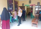 Polsek Kawali Polres Ciamis Awasi Distribusi Bantuan Pangan ke Warga Sukanagara