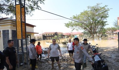 Kapolda Aceh “Menerobos” Lumpur dan Banjir  tiba di Tamiang, pastikan penanganan banjir berjalan cepat dan terkoordinasi.