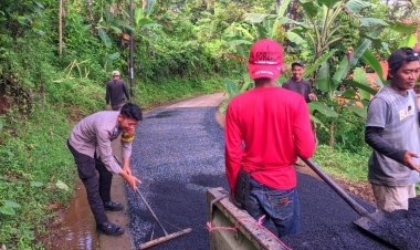 Humanis, Polsek Cikoneng Polres Ciamis Monitoring Pengecoran Jalan Dusun Jalatrang