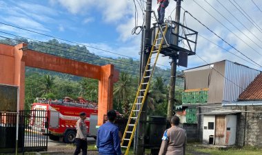 Diduga Konsleting Listrik, Polsek Pamarican Polres Ciamis Datangi TKP Gardu Listrik di Kertahayu