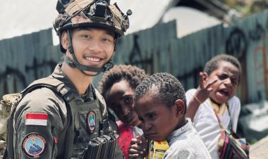 Personel Satgas Ops Damai Cartenz Sektor Intan Jaya Laksanakan Pengobatan dan Bagikan Susu untuk Anak-Anak Papua