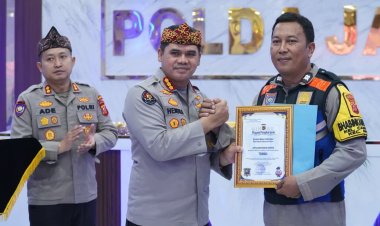 Bripka Toto Heryanto,  Bhabinkamtibmas 'Tangan Emas' Subang Diguyur Penghargaan Langsung Oleh Plt. Dirbinmas Kombes Pol Hendra Rochmawan S.I.K., M.H