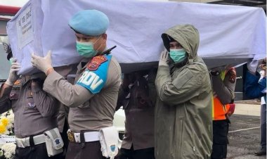 Penuh Duka dan Penghormatan, Polda Sumbar Antar 24 Korban Bencana ke Peristirahatan Terakhir