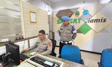 Personel Seksi Profesi dan Pengamanan (Sipropam) Polres Ciamis melaksanakan kegiatan pengawasan terhadap pelayanan publik di Polres Ciamis pada Kamis, 11 Desember 2025