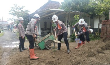 Gotong Royong Tanpa Henti, Tim SAR Brimob Jabar Lanjutkan Pembangunan Jembatan di Majalengka