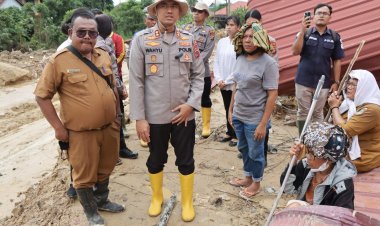 Polwan Tapteng Lupakan Selamatkan Harta Demi Evakuasi Tetangga dari Longsor