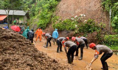 Sigap dan Humanis, Tim SAR Brimob Jabar Bersihkan Material Longsor di Simpenan Sukabumi