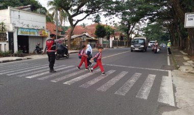 Pelayanan Masyarakat, Samapta Polres Ciamis Bersiaga di Daerah Rawan Kemacetan Saat Pagi