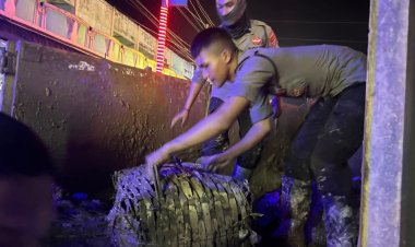 Personel Polri Bersihkan Lumpur dan Sampah Pascabanjir di Jalan Lintas Aceh Tamiang