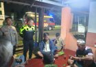 Pam Swakarsa, Sat Binmas Polres Ciamis Serahkan Peralatan ke Warga di Pos Ronda Cigembor