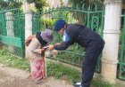 Brimob Jabar Kembali Bagikan Makanan Gratis Untuk Warga Dalam Program "Jumkah"