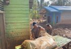 Brimob Polda Sumut Gotong Royong Bersihkan Rumah Warga Terdampak Banjir dan Longsor di Tapanuli Tengah