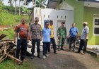 Polsek Sukadana Tanggap Bencana Rumah Warga, Bhabinkamtibmas Datangi TKP Atap Dapur Ambruk di Margaharja