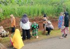 Polsek Sukadana Sambang Baksos Bersih-bersih Jalan Bersama Warga, Wujud Kepedulian Polri terhadap Lingkungan dan Kebersamaan