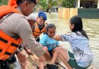 Kabid Humas Bersama Tim SAR Sat  Brimob Polda  Jabar, Hadir di Garis Terdepan, Bantu Masyarakat di Tengah Bencana Banjir