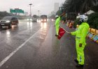Banjir Rendam Sejumlah Ruas Jalan Jakarta, Brimob–Lantas–Polair PMJ Bergerak Cepat, Polri Siagakan 128.247 Personel Secara Nasional